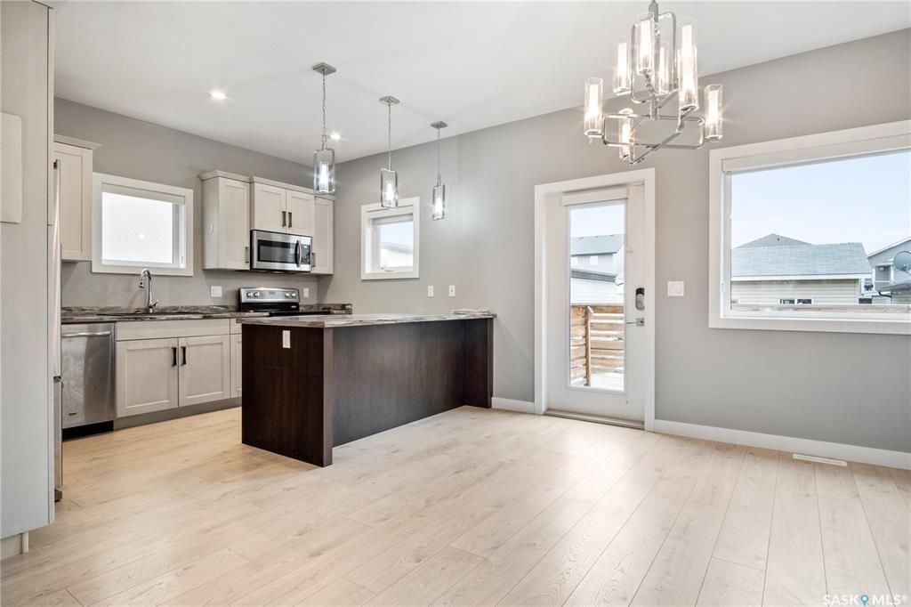 Evergreen小区1565尺2013年建4房4卫双层独立屋出售，近公园和购物中心，周边交通便利。外观设计新颖，开放式宽敞明亮的大厅，复合地板。大厨房带橱柜，和大面积操作台面，不锈钢设备。二楼三间大尺寸房间，主卧有步入式衣柜和双洗手台卫生间。二楼有单独洗衣房。地下室装修为一个一 - 5