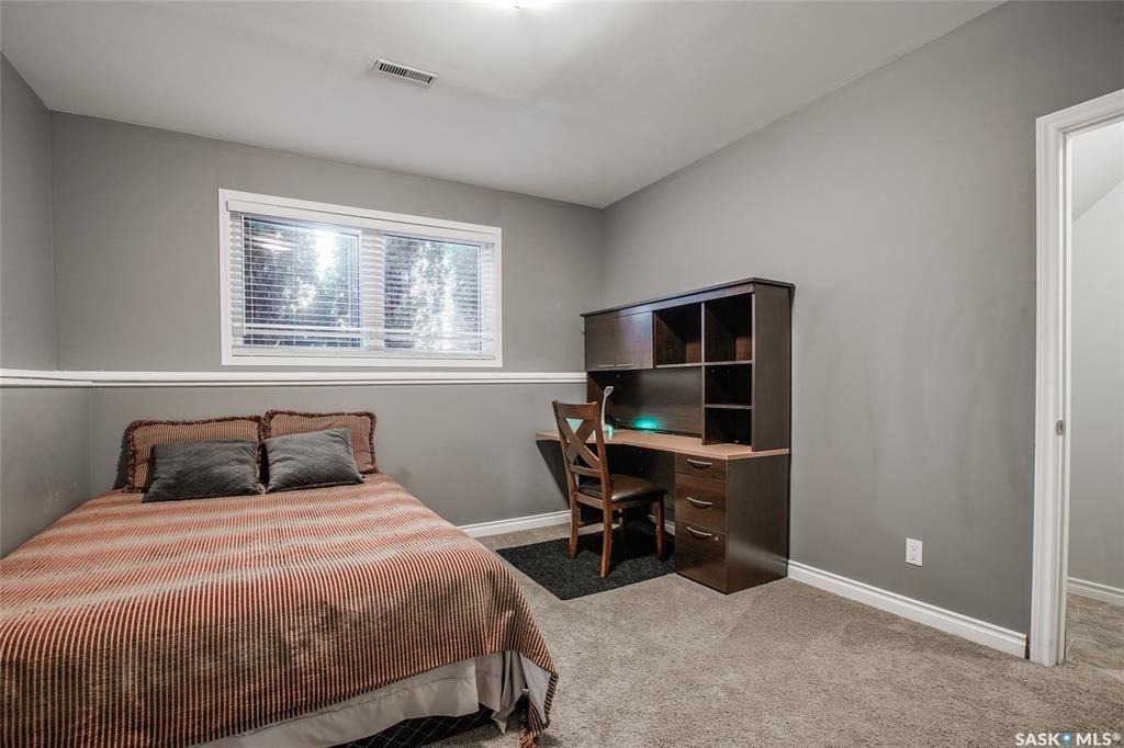 Willowgrove小区2006年建1289尺错层5室3卫独立屋出售。步行近公园，学校，购物。高档装修配置：挑高层高，高配实木地板，大厨房带充足储物空间，枫木橱柜，不锈钢家电，半地下室挑高专业装修有2房1大家庭厅1洗手间。大露台私密院子保养佳。挂牌价格：$469000。 - 8