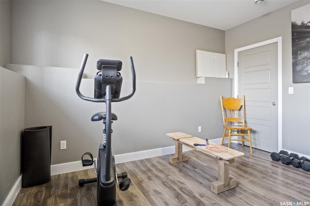 Aspen Ridge小区1165尺错层独立屋出售，本地西人业主，6房3卫，半地下室大窗带合法出租1厨1厅 2房间1卫分电表，独立出入独立洗衣烘干，独立热水器换风系统，另有1大厅或者房间用于主层住户使用，高档装修，全屋9尺，大理石台面，升级厨柜，双车库，拐角地块多停车位，带顶露台 - 22