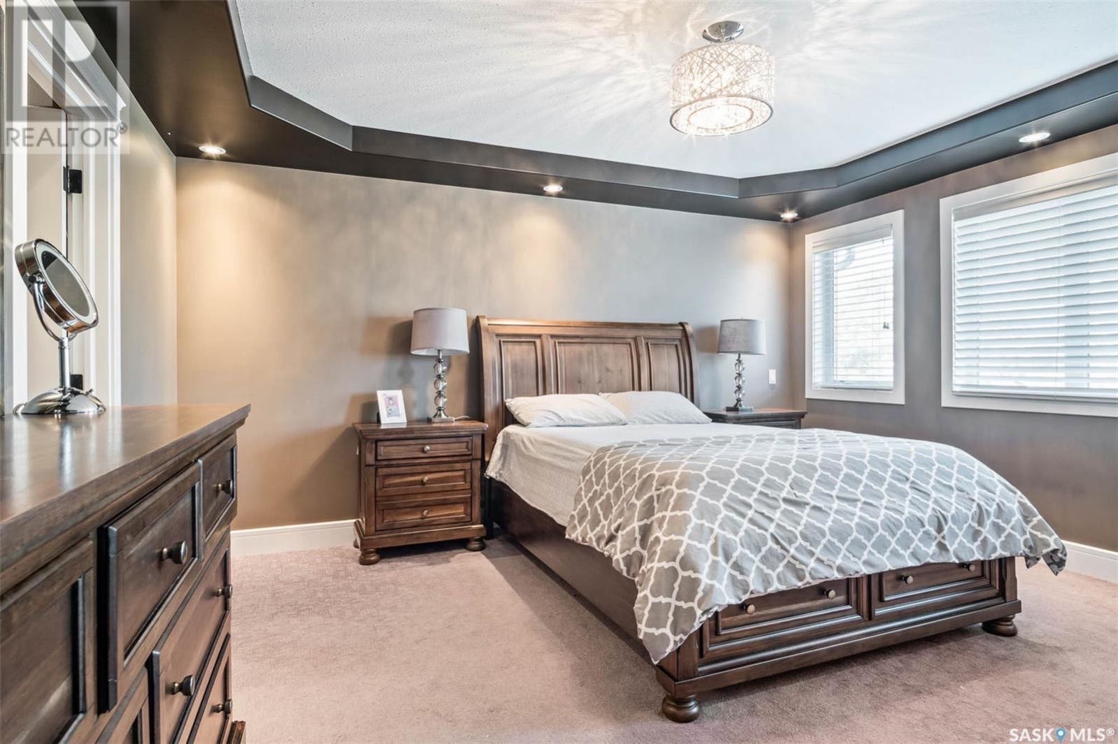 EVERGREEN小区2012年建2305尺5室4卫双层独立屋出售。位置极佳，背靠绿地公园。近学校，购物中心，交通便利。全屋高品质装修，中央空调，吸顶音响系统，实木地板，大窗户好风景。花岗岩台面，水晶花纹背板，带阻尼橱柜，餐厅宽敞明亮可以看到后院草地。一楼挑高9英尺，带独立书房/ - 8