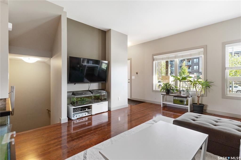 Evergreen小区核心路段2014年建1314尺3房3卫联排别墅出售。房屋状况如新，可步行至小学和公园，近高中近购物。一楼客厅宽敞明亮，9英尺层高，高级复合板地板，全花岗岩台面，枫木橱柜带阻泥，厨房不锈钢家电齐全。二楼3个大卧室，洗衣房，超大主卧带完整洗手间和步入式衣柜。地下 - 10