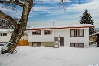 Exhibition小区安静街区，步行至河边，1120尺3+2房Bi Level错层独立屋出售。半地下室带2房一厅一厨一卫合法出租套间，独立出入，独立电表，独立锅炉暖气。租金稳定租客长期。另有单车库+一个车棚。更新有锅炉，瓦片 挂牌价格 $325000 - 4