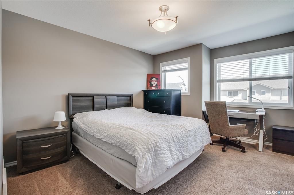 Willowgrove小区双车库4房4卫带独立院子联排屋出售。步行350米 至小学 近St Joseph 和Centennial百年高中。主卧带独立洗手间，地下室装修有一房一厅一卫，高档装修保养佳。挂牌价格：$339000。详情联系地产经纪Gary Gai - 6