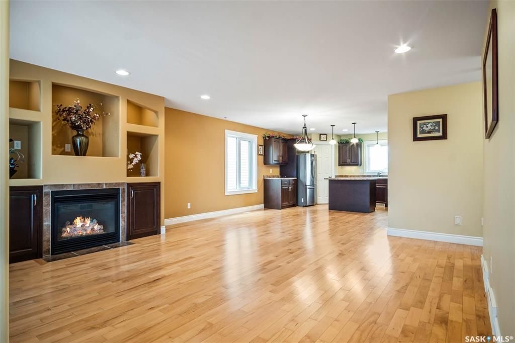 Willowgrove小区2005年建1532尺4室4卫双层独立屋出售，原D&S样板房。位置佳，地处安静街区，步行可达百年 高中，百米至两所小学，公园，购物中心，交通便利。房屋整体宽敞明亮，保养如新。砖墙特色天然气壁炉。实木和瓷砖地板，厨房枫木橱柜，且储物空间大，台面宽敞，不锈钢 - 4