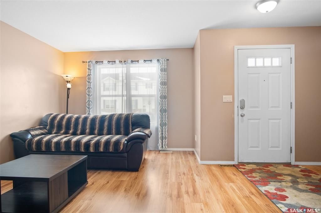 Lakewood小区2003年建3室2卫联排，安静边户，带中央空调。地下室完整装修有1个多功能厅。新热水器，新合成板地板。可以步行至附近商业购物方便，近小学。状况好，保养如新，挂牌价格：$229900。有意请联系地产经纪Gary Gai 盖王睿 3063413677 微信：gar - 5