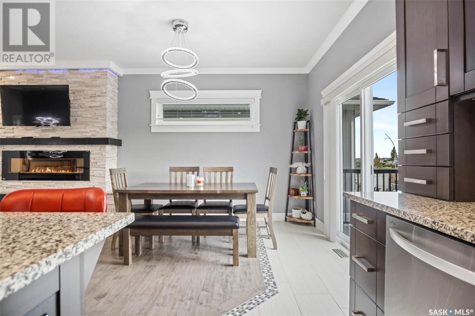 EVERGREEN小区2015年1452尺5房3卫双层独立屋出售。房屋位置佳，步行可达两所学校和公园，周围生活设施齐全。外墙采用石材装修，一楼实木和瓷砖地板。客厅装有特色砖造型墙壁炉。厨房装有地暖，花岗岩台面，全部不锈钢设备，多橱柜，储物空间足。一楼共三间全尺寸卧室。主卧外洗手间 - 5