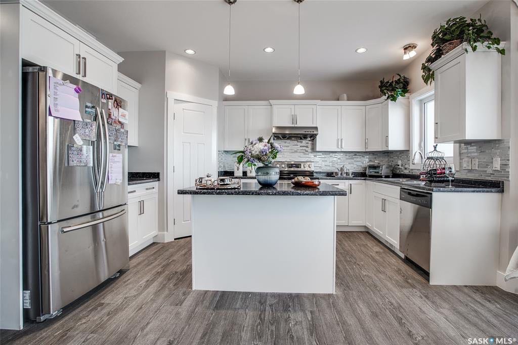 Evergreen小区4房4卫独立屋出售。可步行至两所Evergreen小学。 背靠私密绿化隔离带，采光极好，无遮挡视野好，一手房主，保养如新，不锈钢家电，大窗户，开放式大厨房带充足储物空间。二楼3个大房间，主卧带独立洗手间明卫。地下室专业装修有1房1多功能厅1卫。 - 6