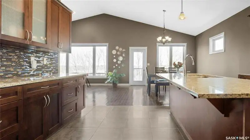 Willowgrove小区1676尺5房3卫错层独立屋出售，绝佳路段背靠农地美景，私密无遮挡视野，可赏极光。开放式设计，挑高尖顶，额外采光天窗，实木地板，大理石台面，主卧带步入衣柜独立洗手间带按摩浴缸，半地下室大窗户9尺层高，2房1超大活动厅。双车库带保温，大后院双层大露台。房屋 - 9