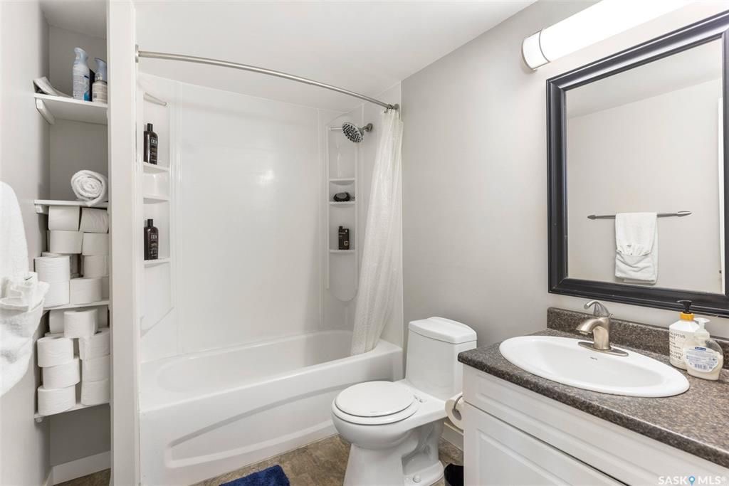 Evergreen小区1215尺错层独立屋出售, 本地西人业主，4房3卫，半地下室带合法出租1厅 1房间1卫分电表，独立出入独立洗衣烘干，另有1大活动空间用于主层住户使用，双车库外加1室外停车位，拐角地块多停车位，带露台，采光好，步行百米至两所小学及公园。 - 25