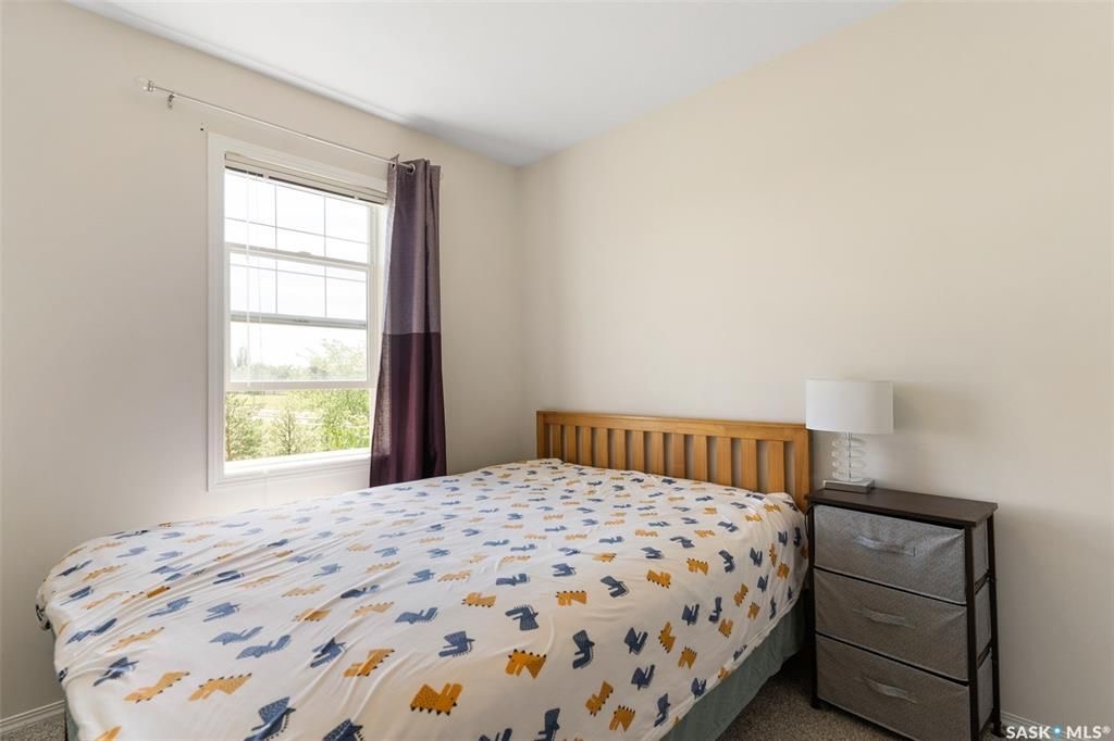 Lakewood小区2003年建3室2卫湖景联排，后院紧邻小湖公园绿地，好风景，好采光。房屋保养好，带双车位，新装中央空调，新换洗衣机，洗碗机，微波炉抽油烟机。客厅实木地板。可以步行至附近商业购物方便，近小学。状况好，保养如新，开价$239000。 有意请联系地产经纪Gary G - 16