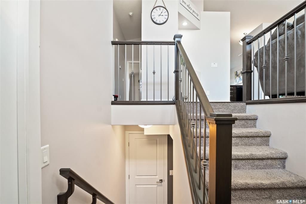 位于Stonebridge 小区紧靠公园绿地，近小学，购物设施，2015年建1249尺Bi Level错层独立屋5房3卫含2室一厅合法出租地下室，出售。 保养如新，大窗户采光好，高档装修，地下室有额外活动空间用于房主使用，外加地下室两房合法出租套间（独立出入，独立电表，独立厨房洗 - 22