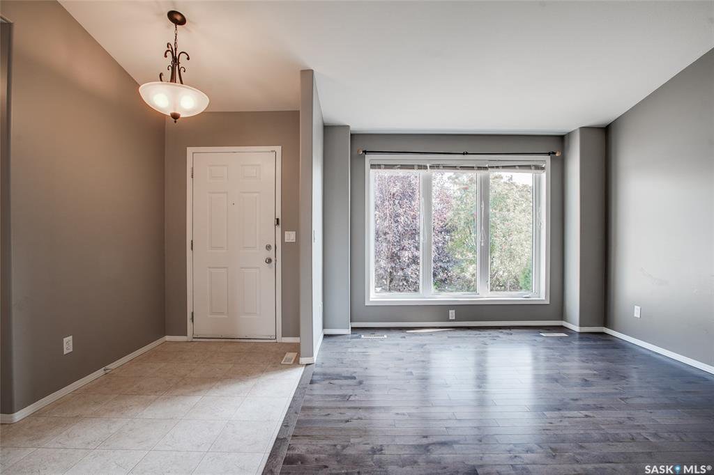 Arbor Creek小区私密路段北靠绿地1780尺2层two storey独立屋出售。过6000尺大地块，5房，1个办公室，3个大厅，4卫，一楼挑高顶，明亮大窗，双客厅双餐厅，实木地板，带一大尺寸书房（可做第六个卧室）二楼三个大房间主卧含独立洗手间。地下室完全装好有大家庭厅外加 - 4