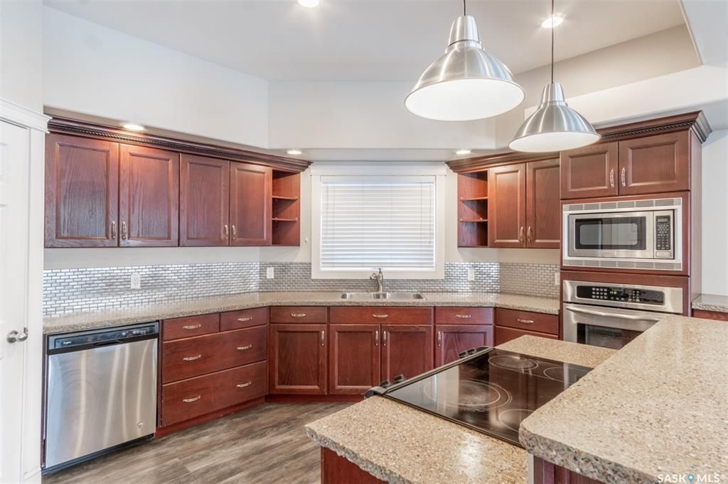 Briarwood小区1700尺双层独立屋出售。3房3卫独特户型，调高客厅，实木地板，多窗好采光，厨房橱柜充足，石面操作台。洗手间带按摩浴缸。地下室装修有一房一卫。加热双车库。成熟景观大院子。挂牌价格：$479900。详情请联系地产经纪Gary Gai 盖王睿 306341367 - 8