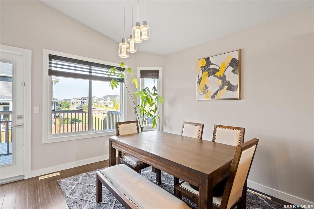 位于Stonebridge 小区紧靠公园绿地，近小学，购物设施，2015年建1249尺Bi Level错层独立屋5房3卫含2室一厅合法出租地下室，出售。 保养如新，大窗户采光好，高档装修，地下室有额外活动空间用于房主使用，外加地下室两房合法出租套间（独立出入，独立电表，独立厨房洗 - 13