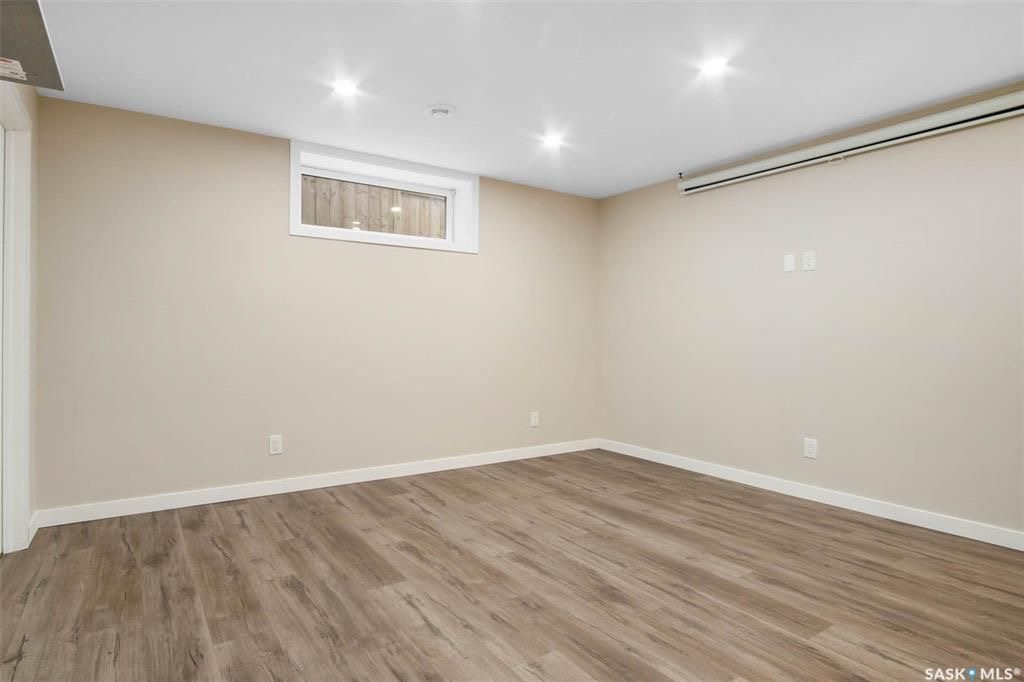 Stonebridge小区步行300米至小学，购物，4房4卫完全装修独立屋出售。2013年建造，安静私密路段，不靠主马路，近社区大公园。 1楼大客厅大窗户好采光，白色现代橱柜，不锈钢家电，充足操作台及收纳空间，2 楼3个大卧室，主卧带独立洗手间步入式衣柜。地下室完全装修有1大家庭 - 17