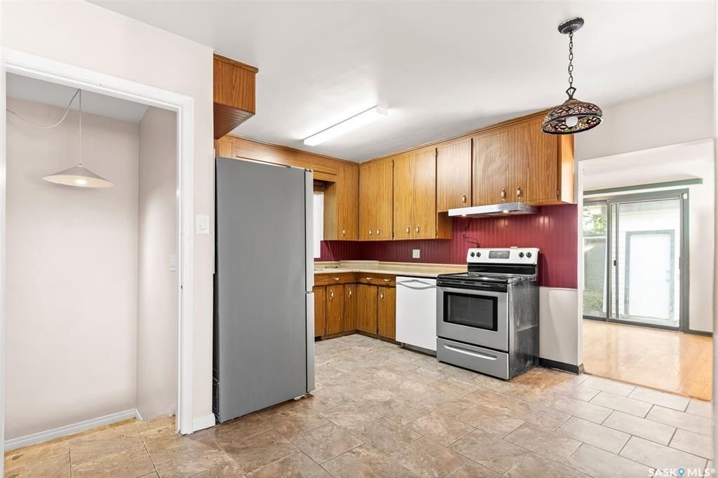 绝佳好位置Greystone Heights小区，步行至大学，8街购物等设施。大尺寸1310尺4房4卫平层独立屋出售。占地7326尺大地块，原橡木地板，客厅带天然气壁炉，好彩光，主卧带独立洗手间，地下室带独立出入口，完整装修有一个多功能厅带水吧台，独立书房，一个大窗户卧室，另有2 - 19