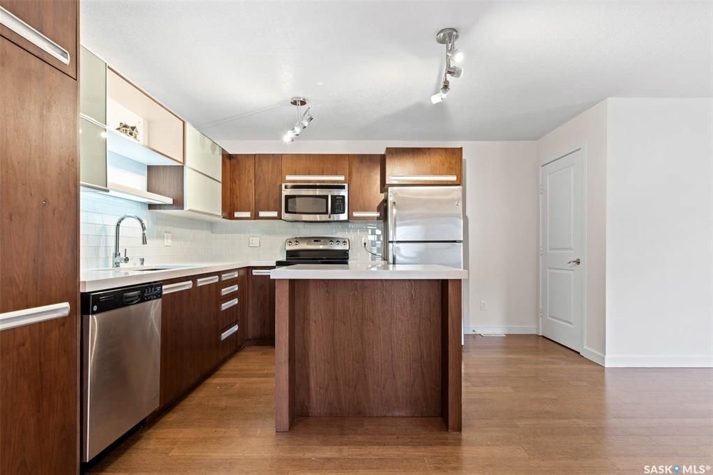 Willowgrove 小区两房一卫带未装修地下室边户联排出售。高档装修，多窗户好采光，开放式设计，竹木地板，厨房大理石台面，现代带阻尼橱柜，不锈钢家电。洗手间瓷砖地板带浴缸。卧室合成板地板。全新刷漆。外带一个室外停车位。小区内有健身房，游泳池等公共设施。位置方便近公园，学校，购 - 14