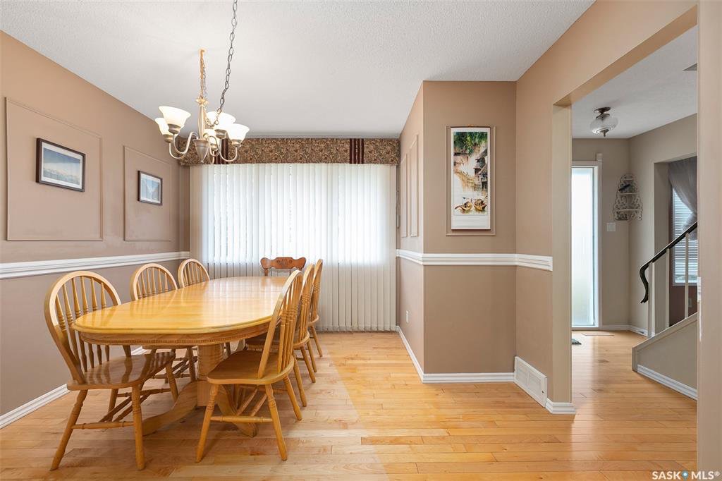 2042尺大面积独立屋位于Eastview小区最优路段之一，近小学和market mall购物。5房3卫，房屋保养状况极好多窗好采光，房屋大件近期都已更新升级室外私密成熟大院子外加单车库多车道。有意请联系地产经纪盖王睿Gary Gai 3063413677 微信gary3677 - 3