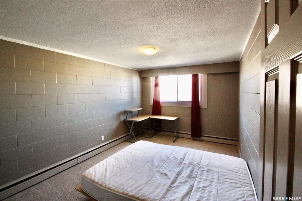 仅$139900！混凝土结构建筑 极为安静。7街顶层1室一厅一卫大尺寸823尺公寓出售。厨房，洗手间，地毯近期翻新。带独立洗衣房，带一个车位。步行至8街SuperStore购物等。挂牌价格：$139000。详情请联系地产经纪Gary Gai 盖王睿 3063413677 - 8