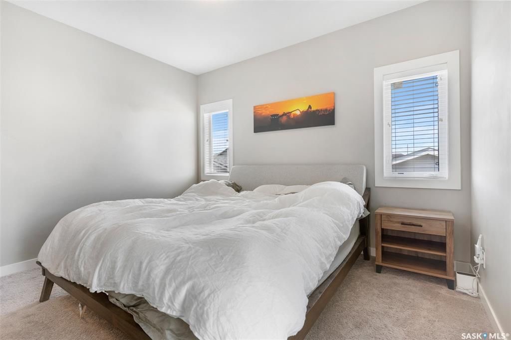 Evergreen小区1215尺错层独立屋出售, 本地西人业主，4房3卫，半地下室带合法出租1厅 1房间1卫分电表，独立出入独立洗衣烘干，另有1大活动空间用于主层住户使用，双车库外加1室外停车位，拐角地块多停车位，带露台，采光好，步行百米至两所小学及公园。 - 13