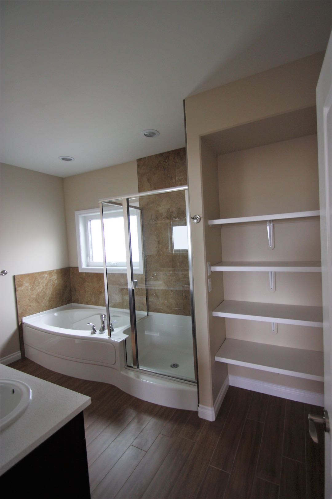 Evergreen小学对面2300尺4房4卫加一书房独立屋出租。2015年建，高档装修，双车库大院子。$2300/月。无家具。租客自付水电气。一年起租，不分租，不抽烟，不养宠物。希望租客干净整洁守约讲理。有意请联系 Gary Gai 3063413677 微信：gary3677 - 9