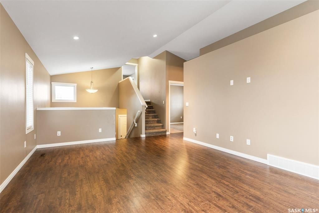 Stonebridge小区近1410尺错层独立屋出售，5房3卫，半地下室带合法出租2房1厅1厨1卫分电表，独立出入独立洗衣烘干，独立热水器。高档装修，连房加大尺寸双车库，双层露台。后院私密性好没有邻居相连。主层挑高顶，木地板，枫木橱柜，大厨房带独立角柜，主卧带独立洗手间和步入衣柜 - 5