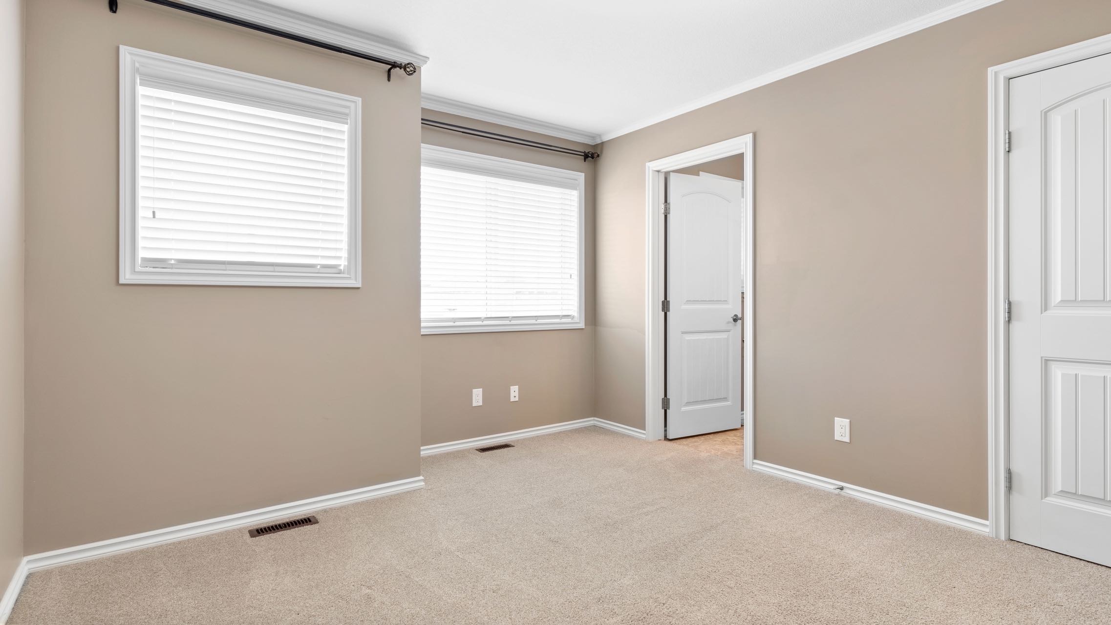 Willowgrove小区2012年建1315尺2房3卫联排别墅出售。房屋年代新，步行百米至两所小学和公园，近百年高中，近购物中心。一楼朝阳自然光充足，客厅宽敞明亮。9英尺挑高，高级复合板地板，全花岗岩台面，枫木橱柜，不锈钢厨房设备。二楼2个超大卧室均带独立洗手间和步入式衣柜。地 - 24