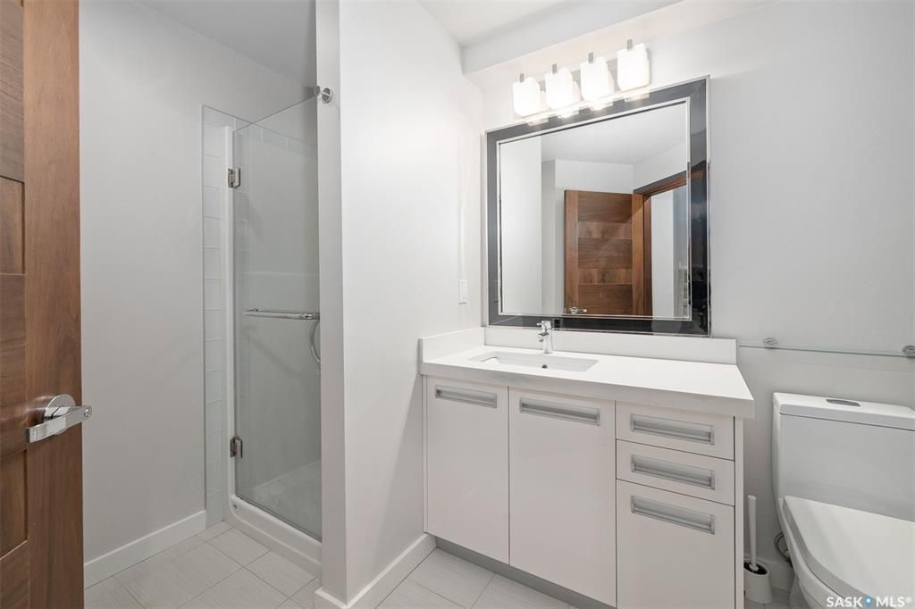 Willowgrove小区2012年建3房3卫1340尺安静边户联排别墅出售。地理位置安静私密，面朝农田美景，主卧窗户可赏北极光。房屋年代新，整体保养好。交通便利，可步行至两所小学和公园，近百年高中，近购物中心。一楼多窗户自然光充足，客厅宽敞明亮。新换地板，理石台面，纽约现代风橱 - 26