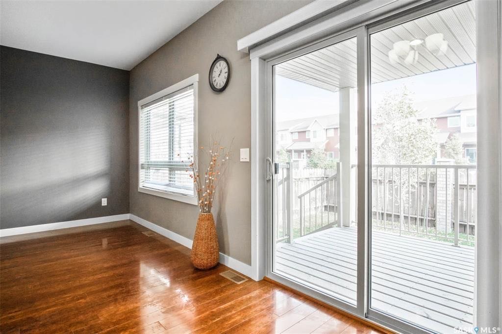 Willowgrove小区2013年建1360尺3房3卫联排别墅出售。房屋年代新，高档社区，整体保养得当。交通便利，可步行至两所学校和公园，近购物中心。一楼朝阳自然光充足，客厅宽敞明亮。一层9英尺挑高，高级复合板地板，全花岗岩台面，枫木橱柜，厨房设备齐全。二楼洗衣房，主卧带洗手间 - 7