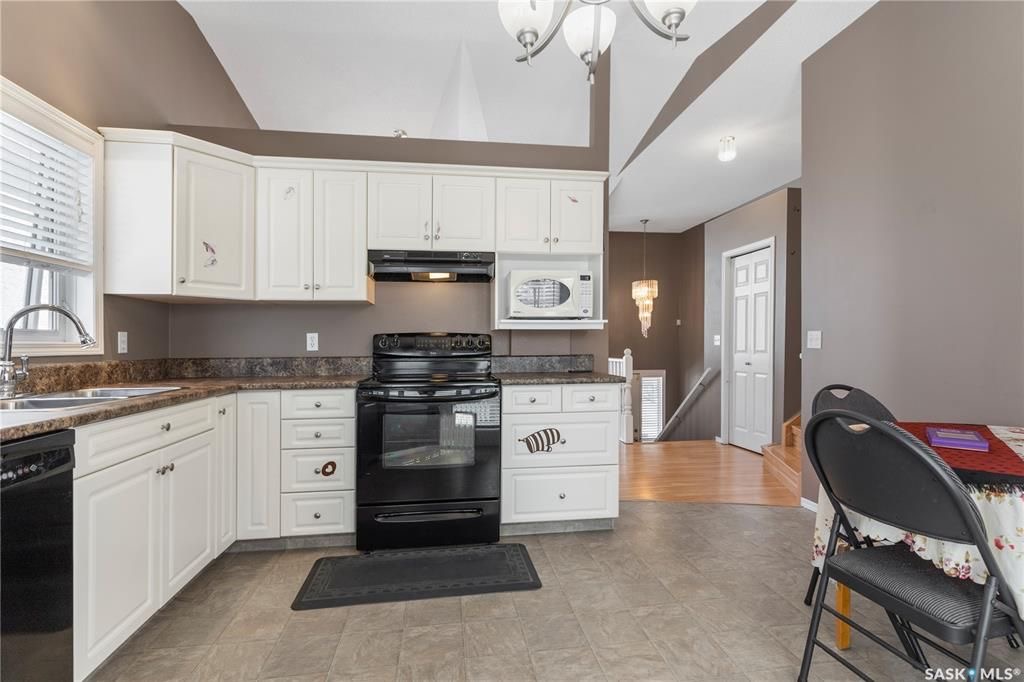 Wildwood小区错层边户联排出售。3房2卫连房子单车库外加室外双停车位，后院露台。主层挑高天花板，合成板地板，半地下室大窗户，近期更换高校锅炉和热水器。房屋保养优，采光好，近公园，学校，购物。挂牌价格 $305,000。详情联系地产经纪Gary Gai 盖王睿 3063413 - 14