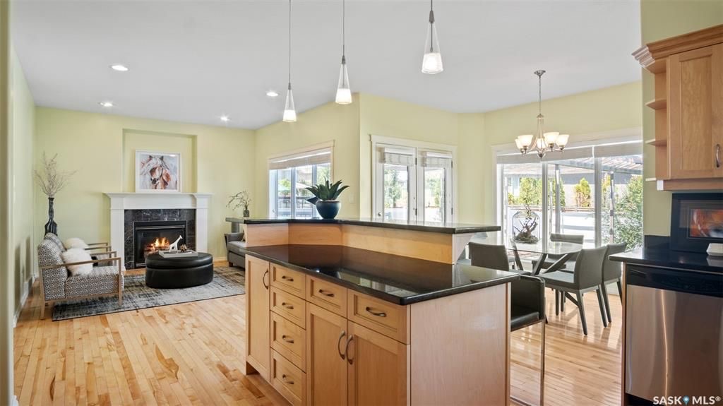 Briarwood小区超大2124尺2007年建3房3卫独立屋出售，大地块，安静成熟区，近公园，位置便利。高档装修：实木地板+枫木橱柜保养如新，大理石台面。二楼有3个大房间2卫。室内阳光充足明亮，另有1大多功能厅。大院子连房子双车库。地下室未装修,房屋保养好。挂牌价格 $5650 - 4