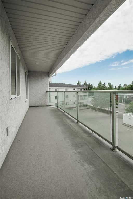 河东中心位置Main st，2003年建 超过1000 尺顶楼2室2卫公寓出售。近8街，大学等一切设施。安静高档公寓楼带电梯地下停车位。开放式设计，大窗户，采光好，带洗衣烘干设施，独立朝东大阳台和地下储物间。房屋状况好。挂牌价格 $229000。详情联系地产经纪Gary Gai - 9