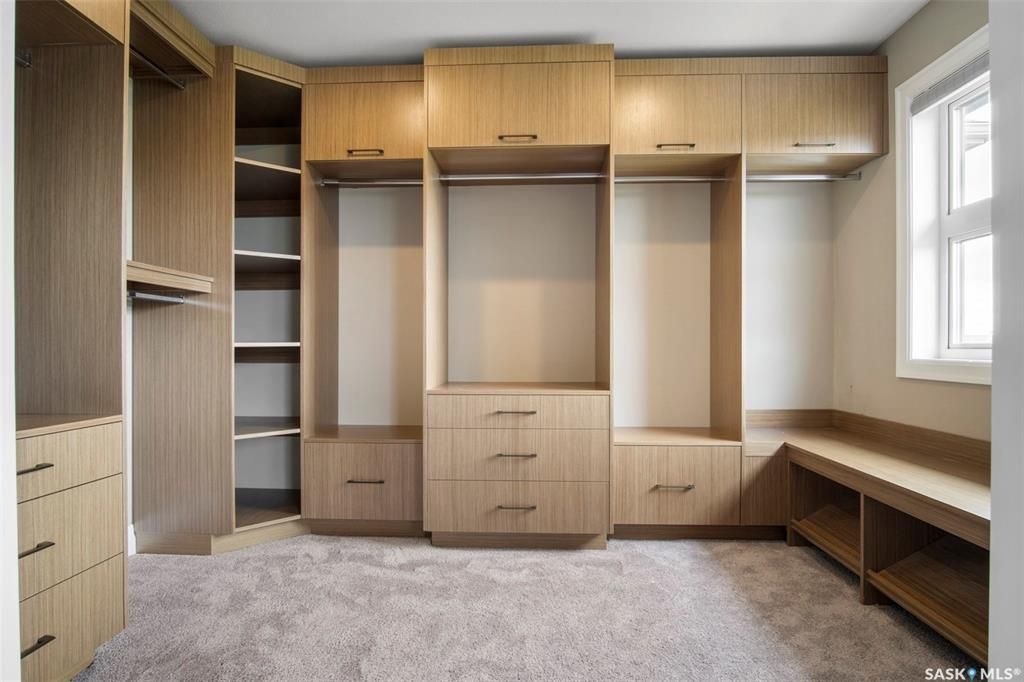 Rosewood小区2419尺现代风格2层独立屋出售。本地人业主，背靠公园绿地。3房3卫+1书房。顶级豪华装修：双向壁炉，软木地板，核桃木橱柜，大理石台面，全屋自动控制系统，主卧带5片豪华洗手间，二楼外加655尺超大阳台。位于小区最佳街区之一。挂牌价格：$829900。 有意请联 - 27