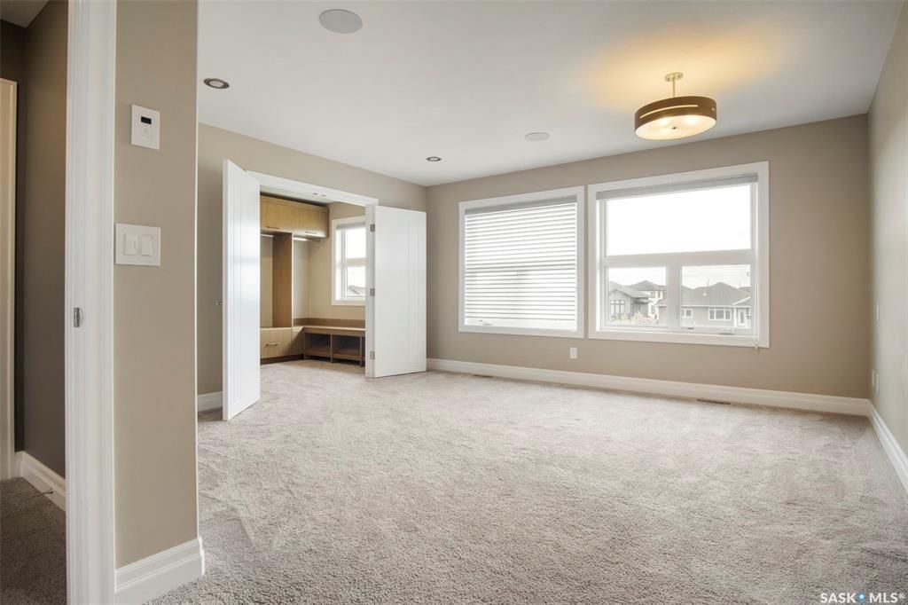 Rosewood小区2419尺现代风格2层独立屋出售。本地人业主，背靠公园绿地。3房3卫+1书房。顶级豪华装修：双向壁炉，软木地板，核桃木橱柜，大理石台面，全屋自动控制系统，主卧带5片豪华洗手间，二楼外加655尺超大阳台。位于小区最佳街区之一。挂牌价格：$829900。 有意请联 - 24