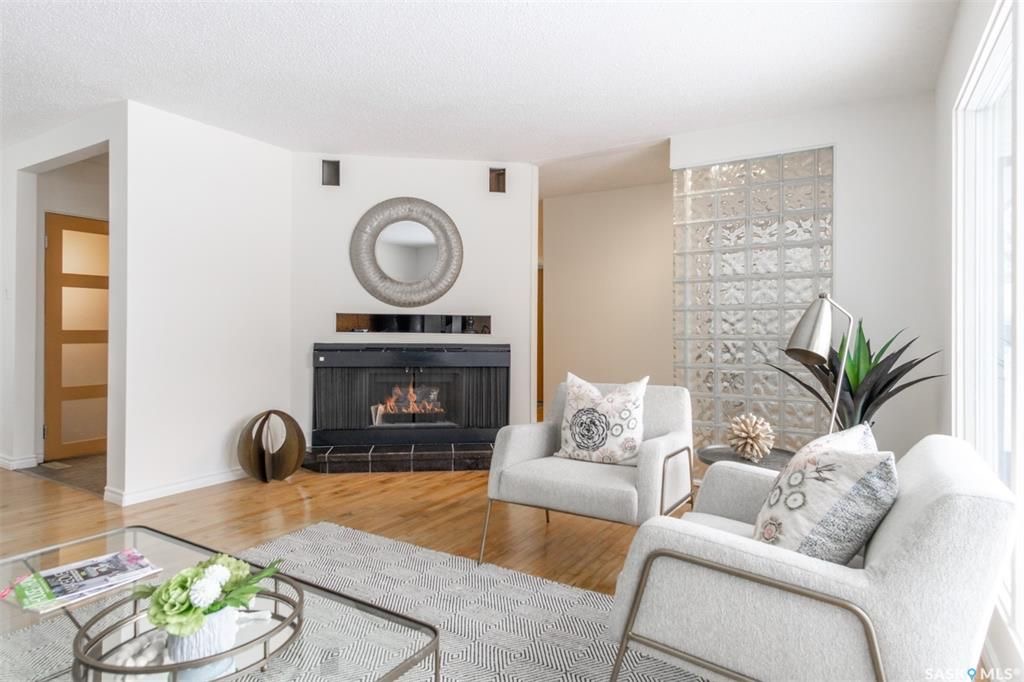 5房3卫1452尺独立屋位于Greystone Heights小区好地段步行至小学,8街购物。超大扇形地块近万尺。全新刷漆，配有实木地板，升级枫木厨房，翻修洗手间，部分新换复合地板，锅炉瓦片2014年换，二楼有独立超大卧室附带洗手间，地下室装有一房一厅一卫。双车库外加超大车 - 5