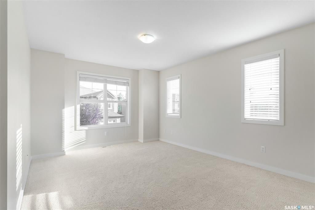 Stonebridge边户3房3卫地下室装修安静联排出售。2011年建，步行至小学，购物，公园。背靠私密绿地，好采光，高档装修，新换地板，大理石台面，现代橱柜，不锈钢家电。全新刷漆。二楼3个大房间尺寸足。地下室完全装修有一个大家庭厅一个独立洗手间。另有连房单车库，中央空调，中 - 14