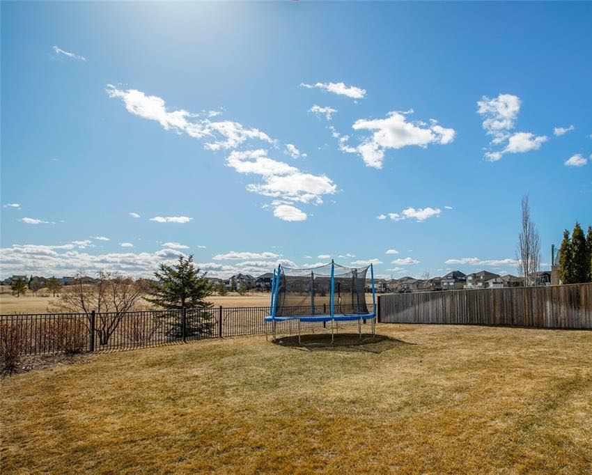 Willowgrove小区2263尺地下室步出式独立屋出售：近7000尺地块背靠小学超大绿地，无遮挡视野，步出式地下室，朝南采光极佳，步行百米至小学，超市，购物，高中等设施。高档装修：全地热系统覆盖地下室，一楼，车库。室外车道也可插电融化冰雪。高层高，实木地板，胡桃木橱柜 - 4