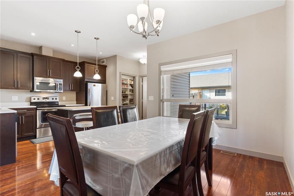 Evergreen小区核心路段2014年建1314尺3房3卫联排别墅出售。房屋状况如新，可步行至小学和公园，近高中近购物。一楼客厅宽敞明亮，9英尺层高，高级复合板地板，全花岗岩台面，枫木橱柜带阻泥，厨房不锈钢家电齐全。二楼3个大卧室，洗衣房，超大主卧带完整洗手间和步入式衣柜。地下 - 12