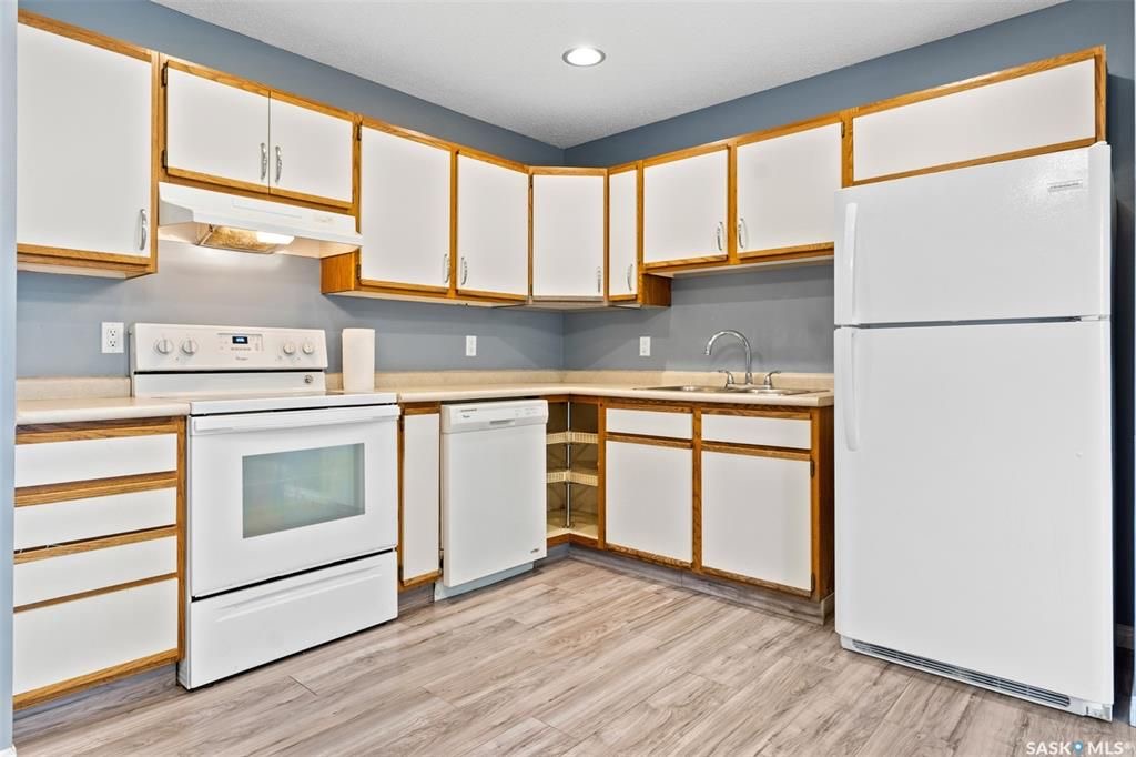 Sutherland小区4 房3卫联排出售。本地人业主，位置便利，近大学。连房子单车库外加一个室外车位。大窗户明亮，新不锈钢家电，新合成板地板和部分地毯，地下室完整装修有一房一厅一简易厨房水吧，另外带一独立露台。房屋近期更新，维护好。挂牌价格：$235000。 有意请联系地产经纪 - 12