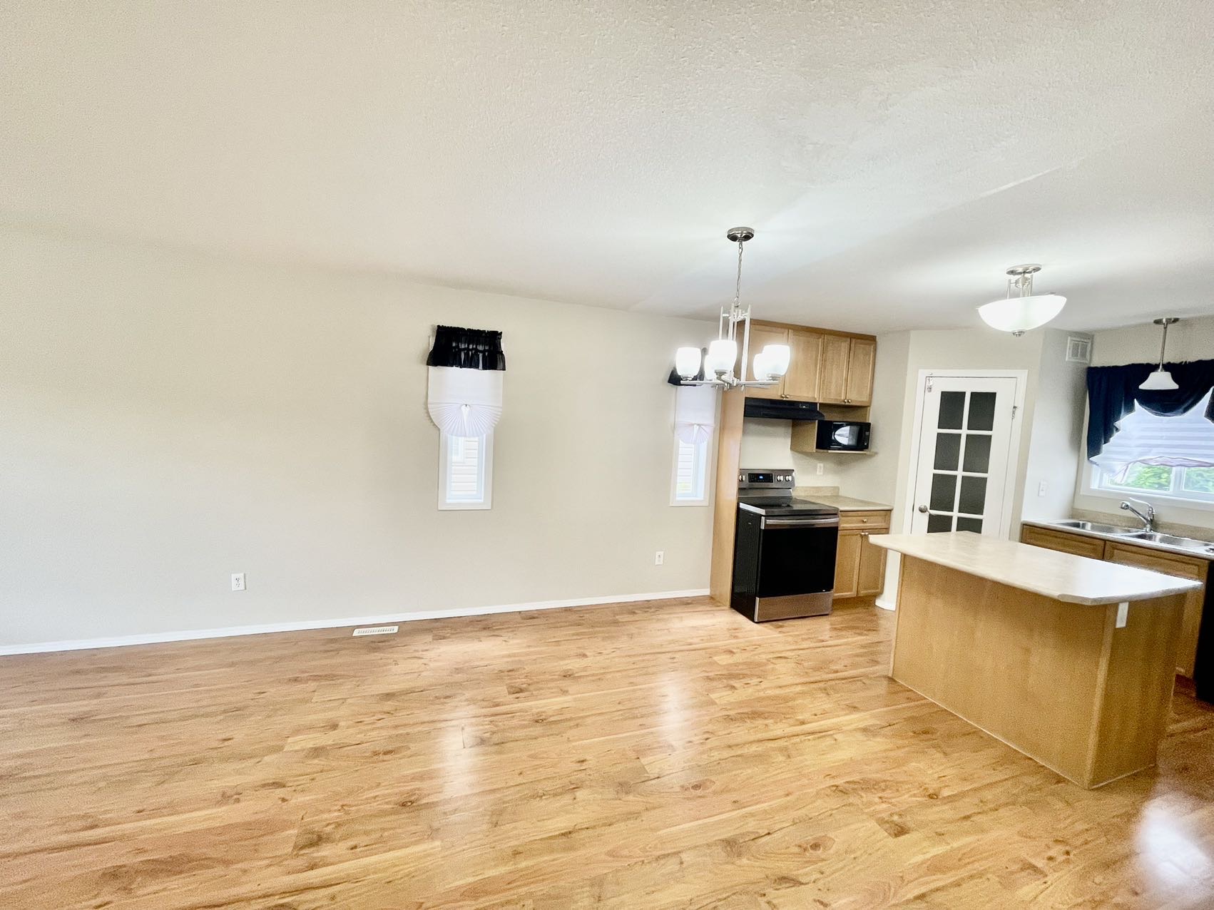 Willowgrove小区4房3卫两层独立屋出售1152尺，2007年建，本地业主，双车库带独立院子和大露台。合成板地板，枫木橱柜，带岛台和角柜，宽敞明亮客厅。2楼3房一洗手间，主卧带步入衣柜和水池梳妆台，地下室完整装修有一房一厅一卫。位置便利步行至小学，公园，超市购物。自住投资 - 9