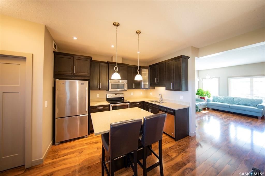 Evergreen 小区2013年建3房3卫联排别墅出售。房屋状况如新，可步行至小学和公园，近购物。一楼客厅宽敞明亮，9英尺层高，高级复合板地板，全花岗岩台面，枫木橱柜，厨房设备齐全。二楼洗衣房，超大主卧带完整洗手间和步入式衣柜。地下室未装修。带中央空调。私密后院，单车库外加一车 - 6