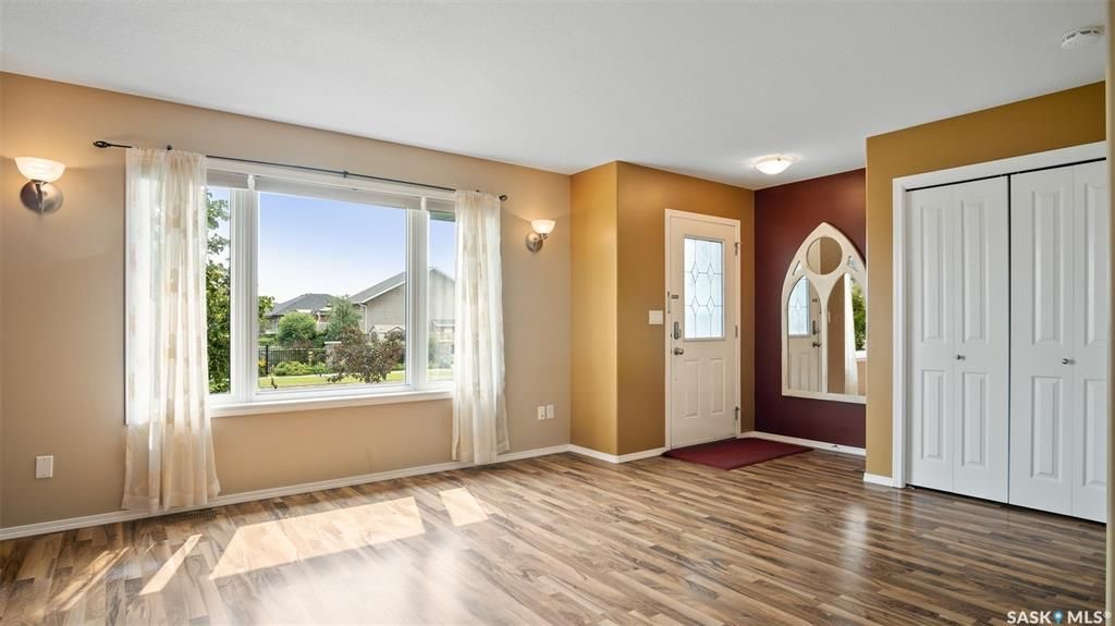 Stonebridge小区2007年建3房3卫2厅，地下室完整装修，双层独立屋出售。位置处于小区核心极为便利，步行距离有两所小学，近超市，及公园。高档装修：枫木橱柜，不锈钢设备，较新的抽烟机。一楼开放设计，好采光，独立洗衣房，2020新换洗衣机。二楼三个大卧室，主卧独立洗手间，地 - 4