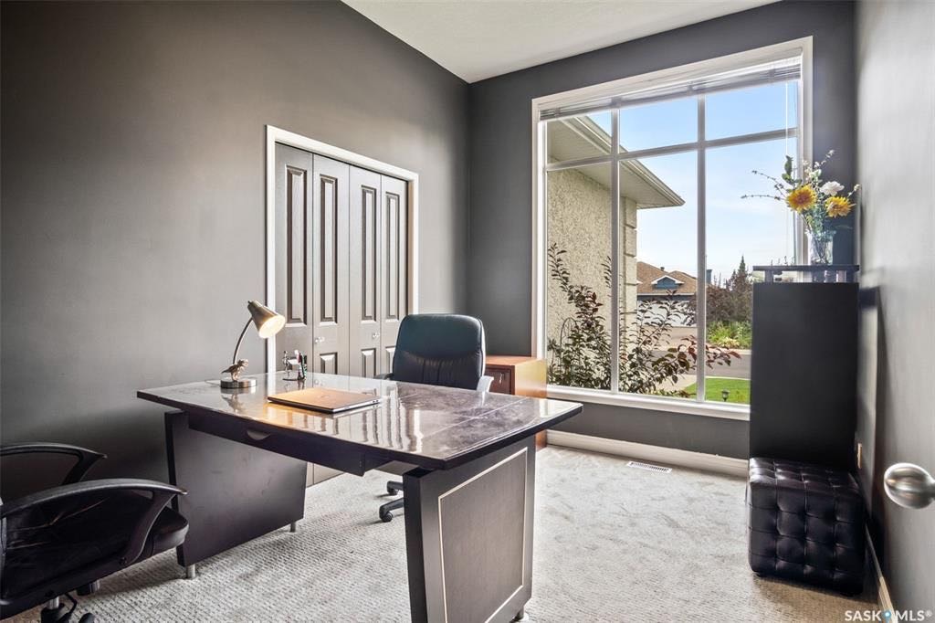 ERINDALE小区最佳路段大地块，2129尺4房4卫1书房独立屋出售。位于公园和湖的对面，步行可达学校。外观设计出彩，内部特色高级装修。一楼实木地板和瓷砖地板组合，挑高10尺层高，大客厅，大家庭厅，外加书房。开放式厨房，花岗岩台面，瓷砖背板，明火炉灶。二楼有3个大尺寸卧室，超大 - 8