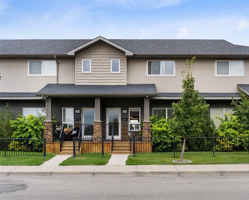 Willowgrove小区2011年建3房3卫联排别墅出售。房屋年代新，保养如新。步行百米公园，及周围两所小学。近百年高中，st joseph 高中，近购物中心，交通便利。一层9英尺层高，采光好，高级复合板地板，全花岗岩台面，不锈钢厨房设备齐全，以及非常充足的储存空间。二楼三个全 - 4