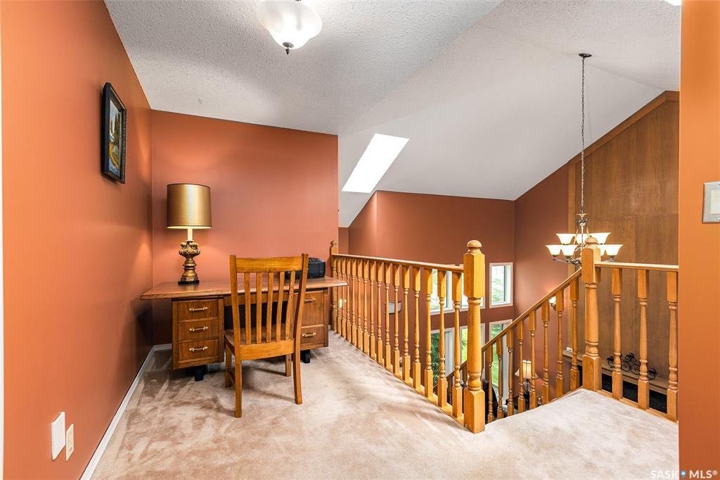 Erindale 小区1360尺独立屋出售，步行至两所小学和高中以及购物。共4房间。朝阳大后院子。大窗挑高客厅，实木地板，保养好，新换瓦片锅炉热水器和窗户。连房子双车库。挂牌价格：$369900 。有意请联系地产经纪Gary Gai 盖王睿 - 5