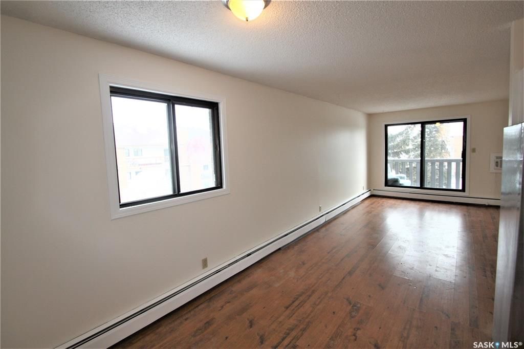 Wildwood小区854尺2室1卫公寓出售。近8街3楼顶层边户安静，含阳台，一个地上车位，独立洗衣烘干机。挂牌价格：$125,000。有意请联系地产经纪Gary Gai 盖王睿 306341367 - 5