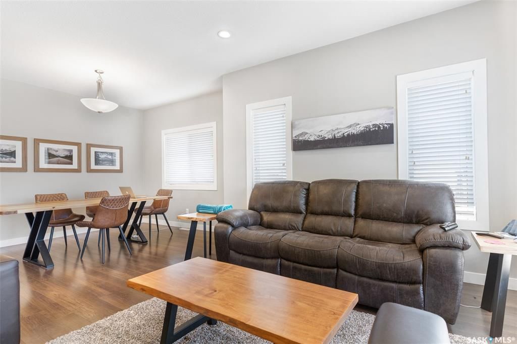 Evergreen小区1215尺错层独立屋出售, 本地西人业主，4房3卫，半地下室带合法出租1厅 1房间1卫分电表，独立出入独立洗衣烘干，另有1大活动空间用于主层住户使用，双车库外加1室外停车位，拐角地块多停车位，带露台，采光好，步行百米至两所小学及公园。 - 8