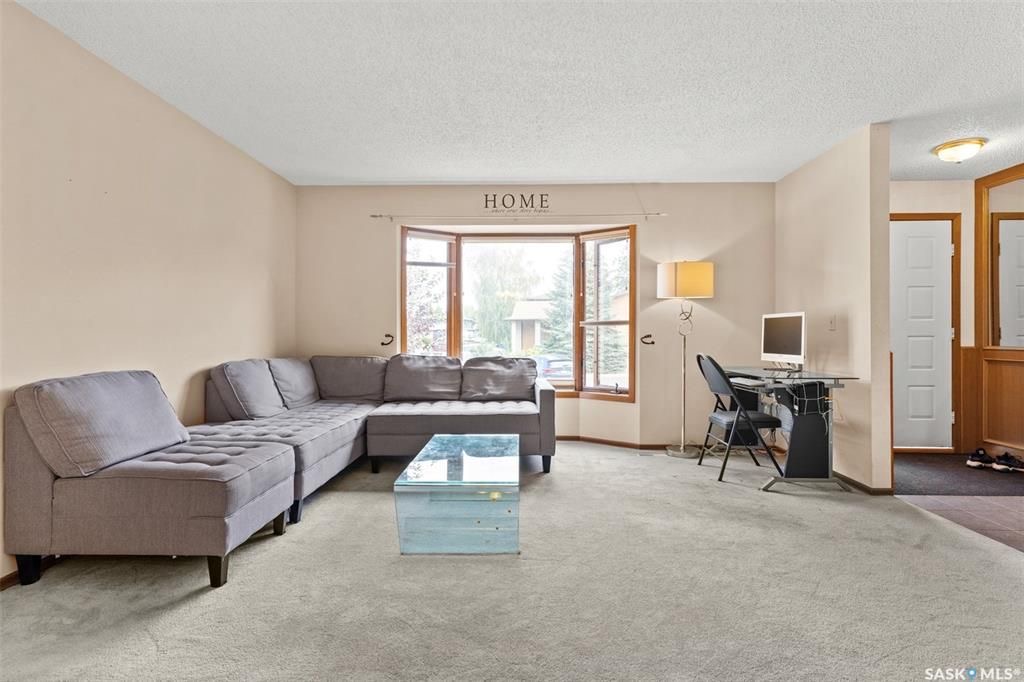 Lakeview小区步行至两所小学公园核心安静地段独立屋出售。4错层好采光，橡木橱柜，主卧带独立洗手间，第三层有超大家庭厅带经典吧台和独立出入门，洗手间有按摩浴缸。第四层装修有一个活动厅可作为第四个房间使用。大占地大院子，露台带顶棚。另有地下喷淋和全新换瓦片，部分更新新pvc窗户 - 7