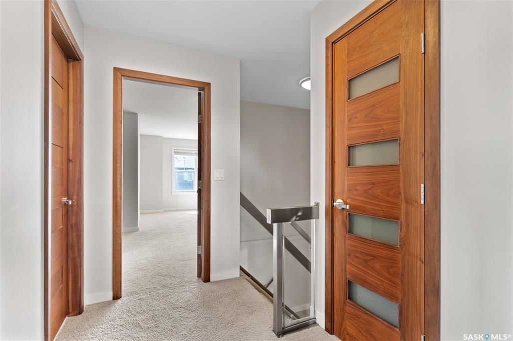 Willowgrove小区多窗大边户1340尺 3房3卫地下室装修安静联排出售。2013年建，步行至小学，购物，公园。背靠私密绿地，好采光，高档装修，新换地板，大理石台面，现代橱柜，不锈钢家电。全新刷漆。二楼3个大房间尺寸足，洗手间带天窗好采光。地下室完全装修有一个大家庭厅一个独 - 15