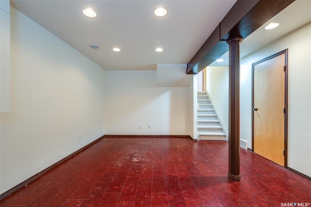 Lakeridge小区 步行200米到两所优质小学，1973尺 5房3卫独立屋出售，错层结构，良好保养，橡木橱柜，新漆墙面，大窗户多面朝阳采光，连房子双车库，安静路段，大地块，开价：$439000。有意请联系地产经纪Gary Gai 3063413677 微信：gary3677 - 16